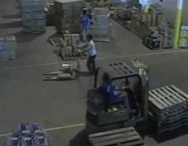 Empilhadeiras com o Operador Andando